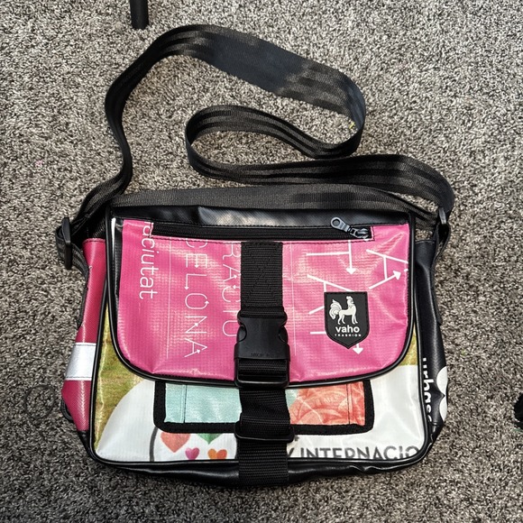 VAHO TRASHION Barcelona Cosmetic Makeup Bag Overnight Gym Travel - Picture 1 of 7